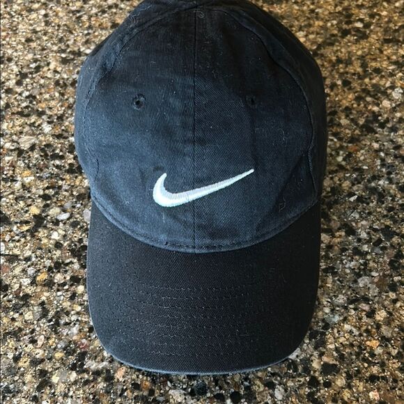 NEW Boys Nike Black Classic Hat with Iconic Swoosh - Picture 2 of 6